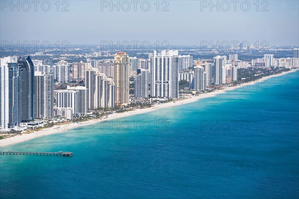 USA, Florida, Miami, Cityscape with beach. Photo : fotog