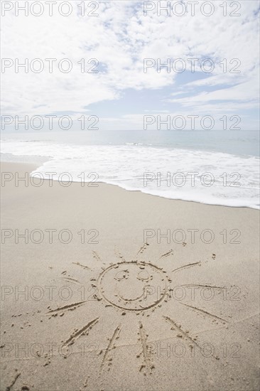 USA, Massachusetts, Sun drawn on sandy beach. Photo : Chris Hackett