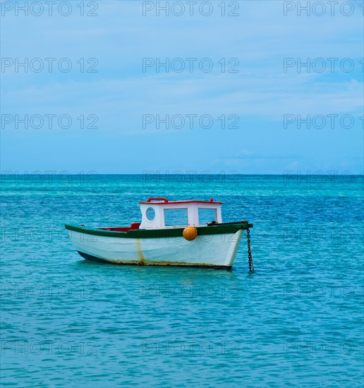 Aruba, boat on sea. Photo : Daniel Grill