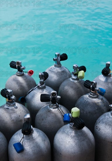 Oxygen tanks with water. Photo : Daniel Grill