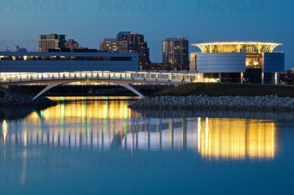 USA, Wisconsin, Milwaukee, City skyline over Lake Michigan. Photo : Henryk Sadura