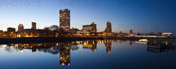 USA, Wisconsin, Milwaukee, City skyline over Lake Michigan. Photo : Henryk Sadura
