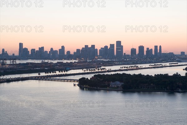 USA, Florida, Miami, Cityscape with coastline. Photo : fotog