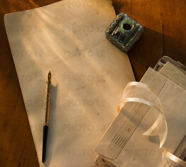 Studio shot of pen, ink well and envelops. Photo : Daniel Grill