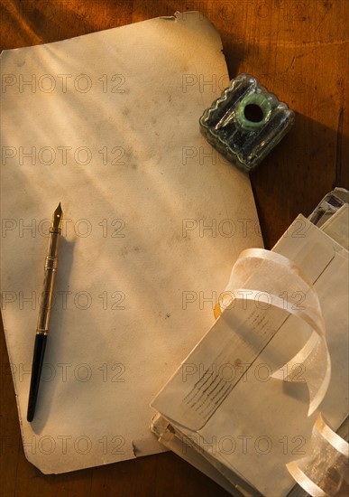 Studio shot of pen, ink well and envelops. Photo : Daniel Grill