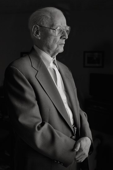 USA, Oregon, Senior man wearing glasses. Photo : Gary Weathers