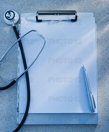 Stethoscope, clipboard and pen, studio shot. Photo : Daniel Grill