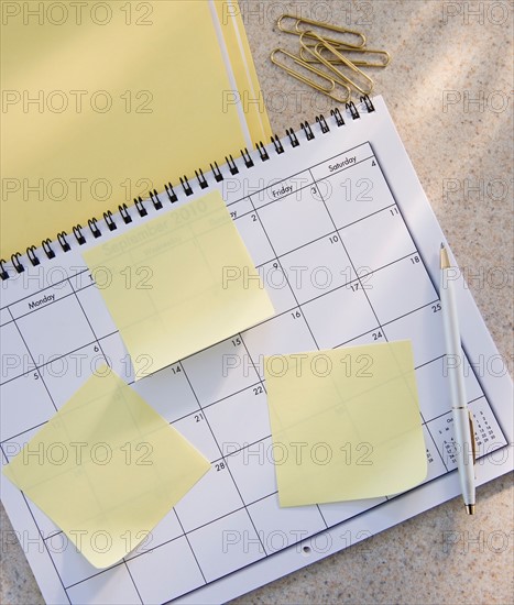 Blank adhesive notes on calendar. Photo : Daniel Grill