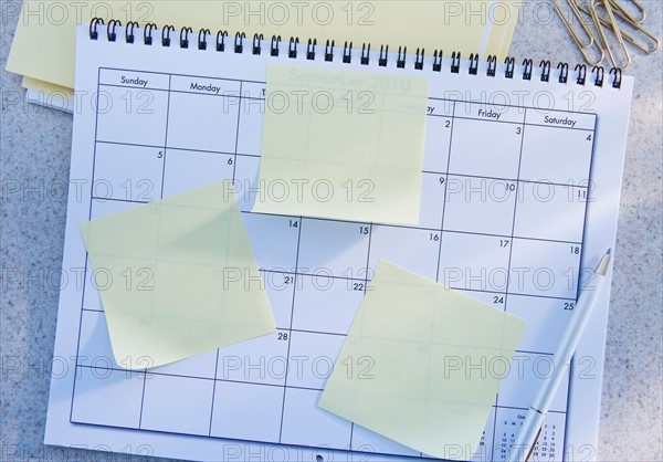 Blank adhesive notes on calendar. Photo : Daniel Grill