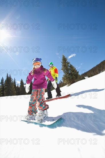 USA, Colorado, Telluride, Father and daughter (10-11) snowboarding . Photo : db2stock