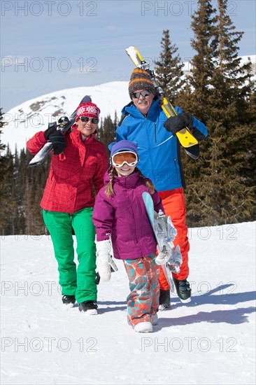 USA, Colorado, Telluride, Grandparents with girl (10-11) posing during ski holiday. Photo : db2stock