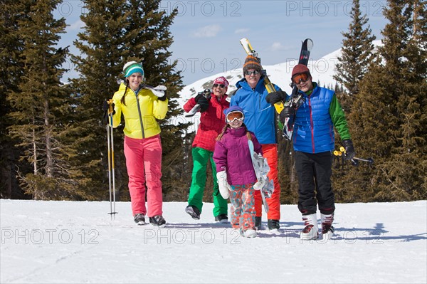 USA, Colorado, Telluride, Three-generation family with girl (10-11) posing during ski holiday. Photo : db2stock