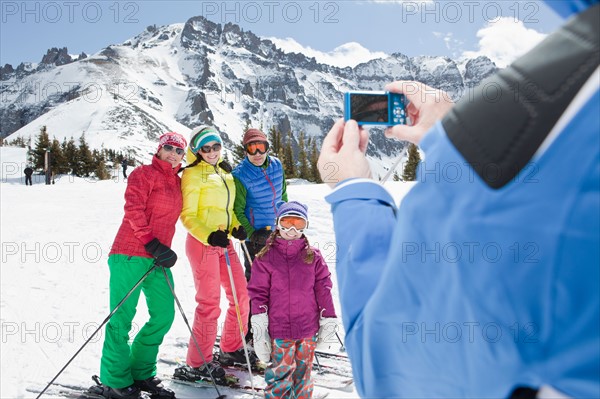 USA, Colorado, Telluride, Three-generation family with girl (10-11) posing during ski holiday. Photo : db2stock