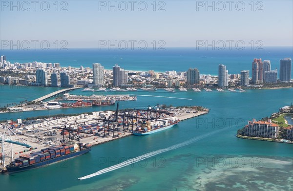 USA, Florida, Miami, Cityscape with coastline. Photo : fotog