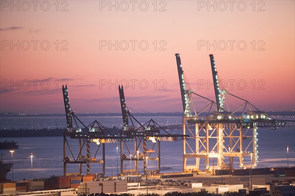 USA, Florida, Miami, Commercial dock at dusk. Photo : fotog