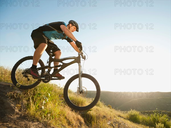 USA, California, Laguna Beach, Mountain biker riding downhill.