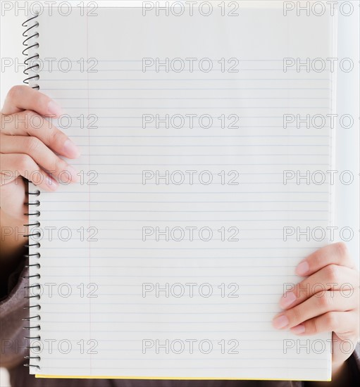 Close up of woman's hands holding blank notebook. Photo : Jamie Grill