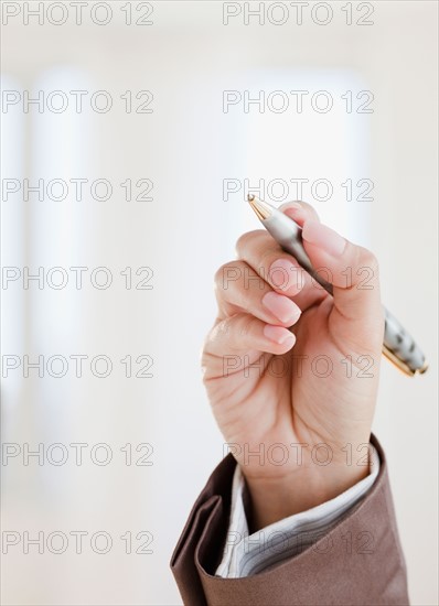 Close up of woman's hand holding pen. Photo : Jamie Grill