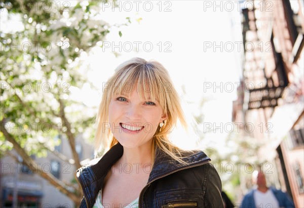 USA, New York, Williamsburg, Brooklyn, Portrait of smiling woman. Photo : Jamie Grill