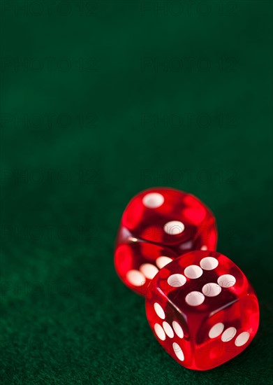 Close up of red dices on green felt. Photo : Daniel Grill
