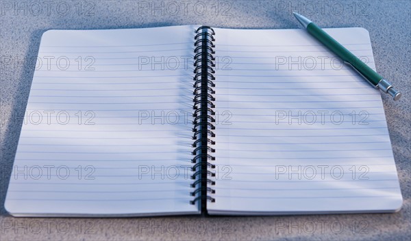 Blank open notebook and pencil. Photo : Daniel Grill