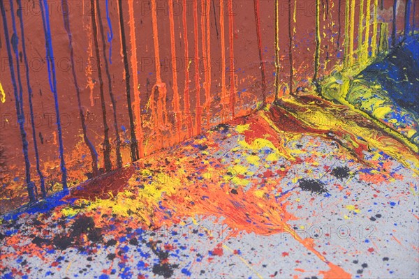 USA, New York State, New York City, Dripping paint on wall and asphalt. Photo : fotog