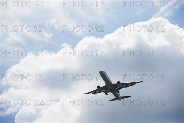 Airplane in flight. Photo : fotog