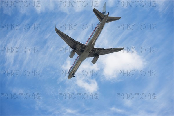 Airplane in flight. Photo : fotog