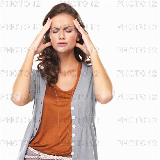 Studio portrait of with head in hands. Photo : momentimages