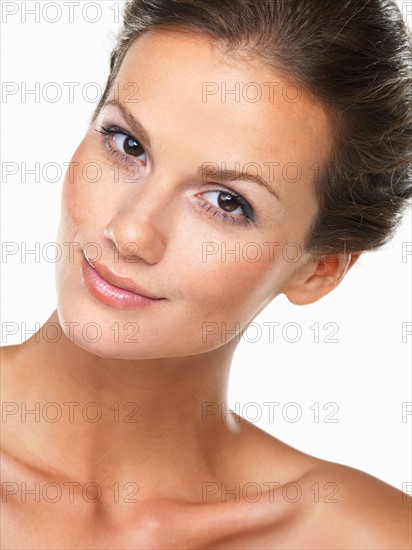 Studio portrait of beautiful brunette smiling. Photo: momentimages