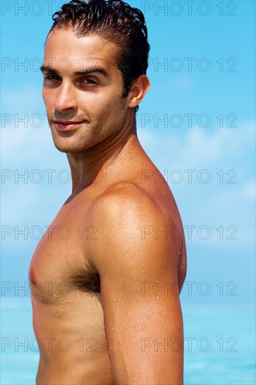 Portrait of a handsome young man smiling. Photo : momentimages