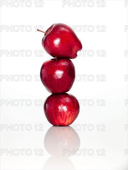 Apples on top of each other on digital tablet, studio shot. Photo : David Arky