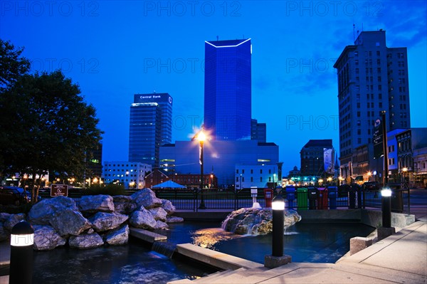 USA, Kentucky, Lexington, View of skyscrapers at night. Photo : Henryk Sadura