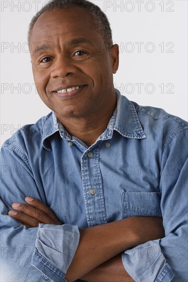 Portrait of mature man, studio shot. Photo : Rob Lewine