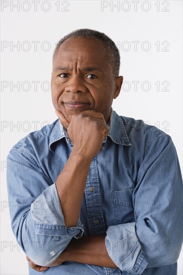 Portrait of mature man, studio shot. Photo : Rob Lewine