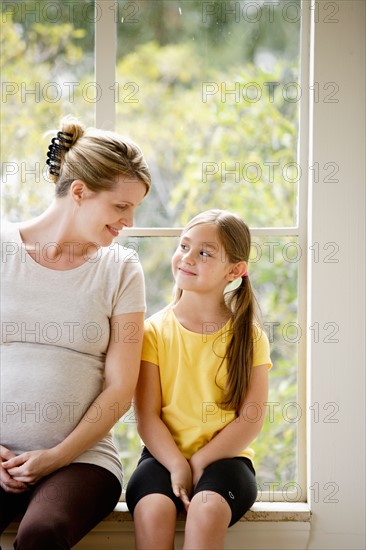 Daughter (6-7) sitting next to pregnant mother. Photo : Rob Lewine