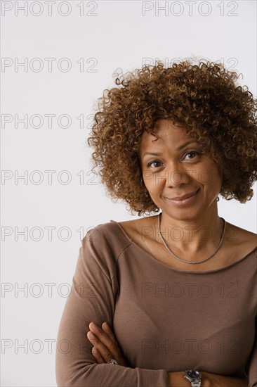 Portrait of mature woman, studio shot. Photo : Rob Lewine