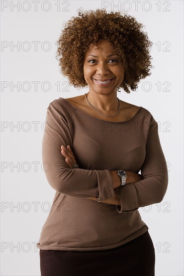 Portrait of mature woman, studio shot. Photo : Rob Lewine