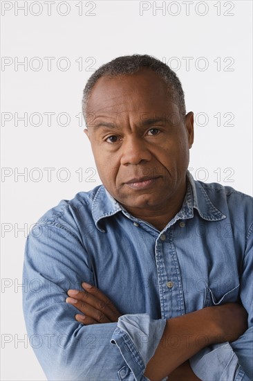 Portrait of mature man, studio shot. Photo : Rob Lewine