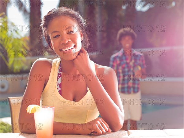 USA, Arizona, Scottsdale, Young couple at pool side bar. Photo : db2stock