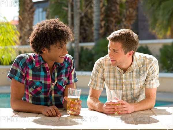 USA, Arizona, Scottsdale, Two men at hotel bar enjoying drink. Photo: db2stock