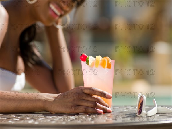 Young woman at pool side bar. Photo : db2stock