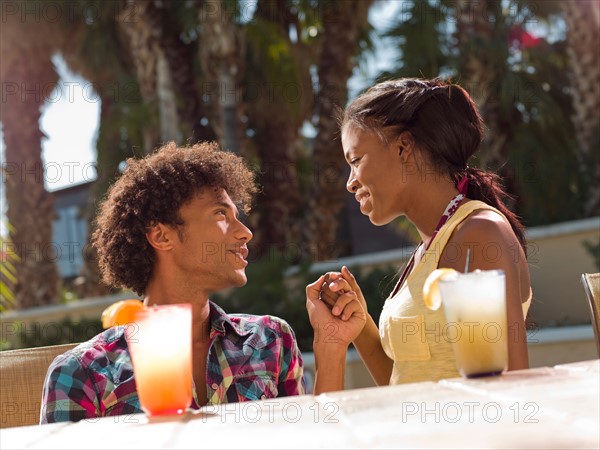 USA, Arizona, Scottsdale, Young couple at pool side bar. Photo: db2stock