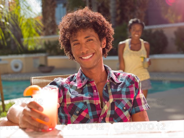 USA, Arizona, Scottsdale, Young couple at pool side bar. Photo : db2stock