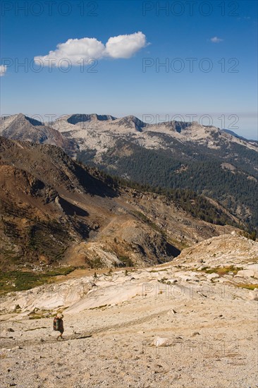 USA, California, Sequoia National Park, Five Lakes trail, Hiker walking. Photo : Noah Clayton