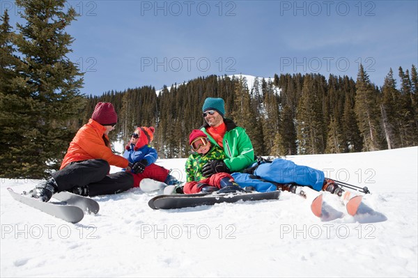 USA, Colorado, Telluride, Family skiing together. Photo: db2stock