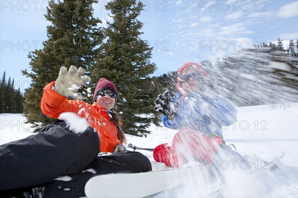 USA, Colorado, Telluride, Mother with son (8-9) skiing together. Photo: db2stock