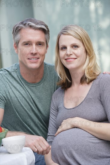 Portrait of pregnant mother and daughter (6-7)embracing. Photo : Rob Lewine