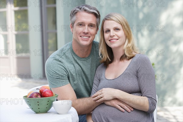 Portrait of pregnant woman and husband. Photo : Rob Lewine