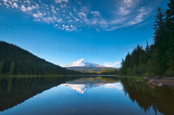 USA, Oregon, Clackamas County, View of Trillium Lake with Mt Hood in background. Photo : Gary J Weathers